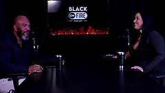 Sente tesão vendo punheta pra ela? Pri melancia começou nua e virou vendedora safada no sheer red