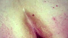 ¡Mira cómo chupa esa verga y se la mete en el culo gritando de placer!