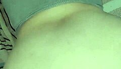 ¡Mira cómo chupa esa verga y se la mete en el culo gritando de placer!