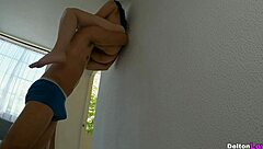 mujer araña con gran culo trepa pared para chupada total