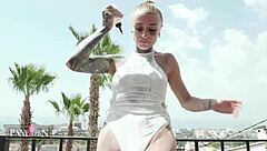 Himoitsen sitä kovaa 3some-analia doggystylella kumartuneena syväkurkkuun