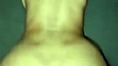 أم زوجة إندونيسية وبنت مثيرة 18+ يشاركان السرير