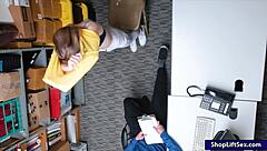 Laiha näpistäjä 18+ saa kovan paukun vartijamaskin isolta kyrvältä