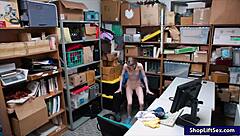 Laiha näpistäjä 18+ saa kovan paukun vartijamaskin isolta kyrvältä