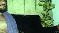 a meninabrasileira DOS PACKS bends over barefoot