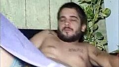 a meninabrasileira DOS PACKS bends over barefoot