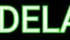 a meninabrasileira DOS PACKS bends over barefoot