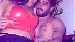 a meninabrasileira DOS PACKS bends over barefoot