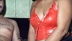 a meninabrasileira DOS PACKS bends over barefoot