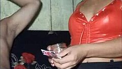 a meninabrasileira DOS PACKS bends over barefoot