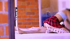 La madrastra y el estudiante comparten una risa suave en la cocina familiar