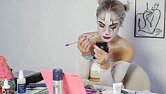miss daisy diamond shows harley quinn makeup look step by step for halloween cosplay