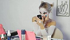 miss daisy diamond shows harley quinn makeup look step by step for halloween cosplay