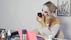 miss daisy diamond shows harley quinn makeup look step by step for halloween cosplay