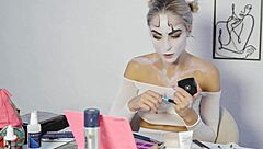 miss daisy diamond shows harley quinn makeup look step by step for halloween cosplay