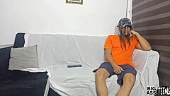 tengo sexo con mi padrastro en el sofa... casi nos pilla mi madrastra! 😏 papi's cock rocks