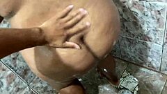 สาวดำตูดใหญ่โดนควยหนุ่ม18+ยัดลึกในอ่างน้ำร้อน น้ำแตกจบคาปูด