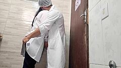 gostosa enfermeira no banheiro com médico pra mamar e foder 💦🍆😈