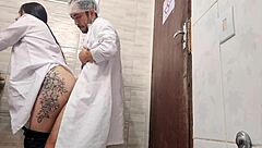 gostosa enfermeira no banheiro com médico pra mamar e foder 💦🍆😈