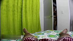 Mi hijastra me busca y termina follada en el cuarto completo