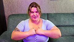 يا معلم شوف الطالبة السمينة تشق بلوزتها عشانك