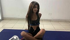 mi hermanastra esta haciendo ejercicios y le ayudo con cardio follamos duro