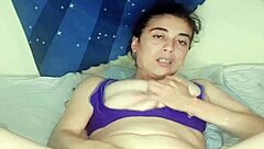 mira como gozo con este enorme consolador metido bien adentro