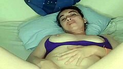 mira como gozo con este enorme consolador metido bien adentro