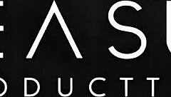 EMPREgada FLASHES TITS AND ASS BEFORE TAKING CREAMPIE IN KITCHEN CLOSE-UP!