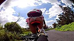 paseo en bici con biker ladyboy, viejito quiere coger su tight ass cumshot