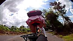 paseo en bici con biker ladyboy, viejito quiere coger su tight ass cumshot