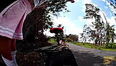 paseo en bici con biker ladyboy, viejito quiere coger su tight ass cumshot