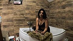 omg milfycalla in fur coat n pantyhose peein in the tub... dirty talk n pee play got me soakin wet preview!! 🚿🩲💦