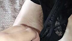 جريتا لا تدلك كيلوتها على أقدام سوداء مثيرة عريانة في إغراء