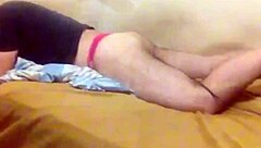 gostosa de calcinha rosa gozando forte no travesseiro com vibrador!!