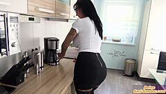 deutsche MILF sekretärin mit dicken TITTEN verführt CHEF im büro ohne kondom