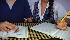 Étudiante chaude chevauche partenaire d'étude creampie levrette