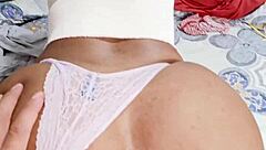 Искаш ли да видиш бунтовната ми стеptidъ с голямо дупе как я разтягам анално?