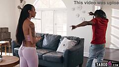 Jonge zwarte dude 18+ gluurt op twee ebony lesbo's 18+ en rammt ze in trio