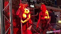 Chica gorda grita mientras le derriten cera en el escenario público?