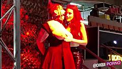 Chica gorda grita mientras le derriten cera en el escenario público?