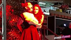 Chica gorda grita mientras le derriten cera en el escenario público?