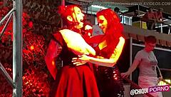 Chica gorda grita mientras le derriten cera en el escenario público?