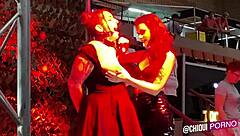 Chica gorda grita mientras le derriten cera en el escenario público?