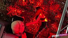 Chica gorda grita mientras le derriten cera en el escenario público?