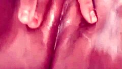 Indyjska desibhabhi wije się gdy palce wbijają się w mokrą cipkę