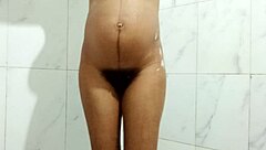 amazing pissing bath... who can fuck me while i bath??