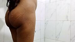 amazing pissing bath... who can fuck me while i bath??