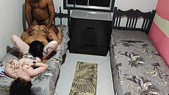 Levei minha nova amiga pra perder o cabaço com pauzão