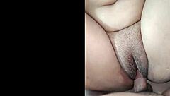 Mi maestra mexicana me chupa verga hasta dura luego coje su coño en la cama.